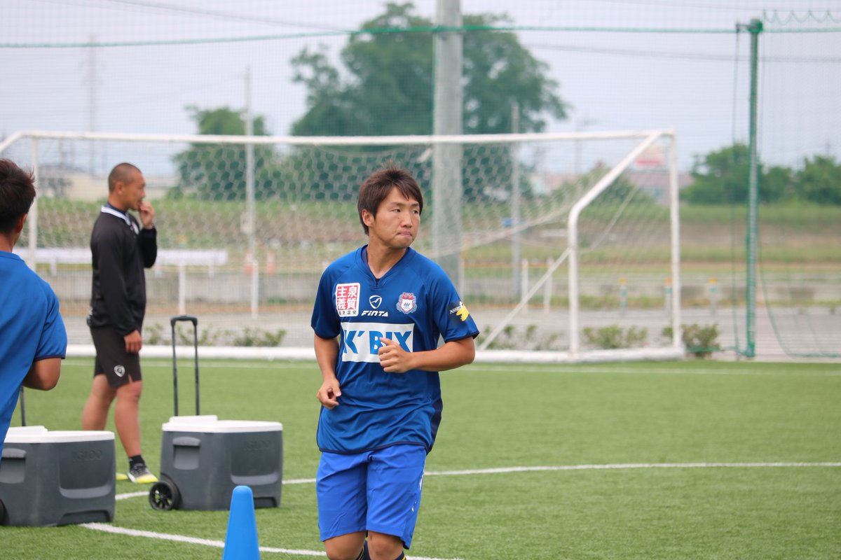 OfficialThespa's tweet photo. 今日から、トレーニングに #坂井大将 選手が合流いたしました！
早速、練習後に番記者の方々から囲み取材を受けておりました。
昨日群馬にやって来たばかりの坂井選手。皆さん、早く顔と名前を覚えてください🎶
#ザスパクサツ群馬 https://t.co/LKPTBz03yg