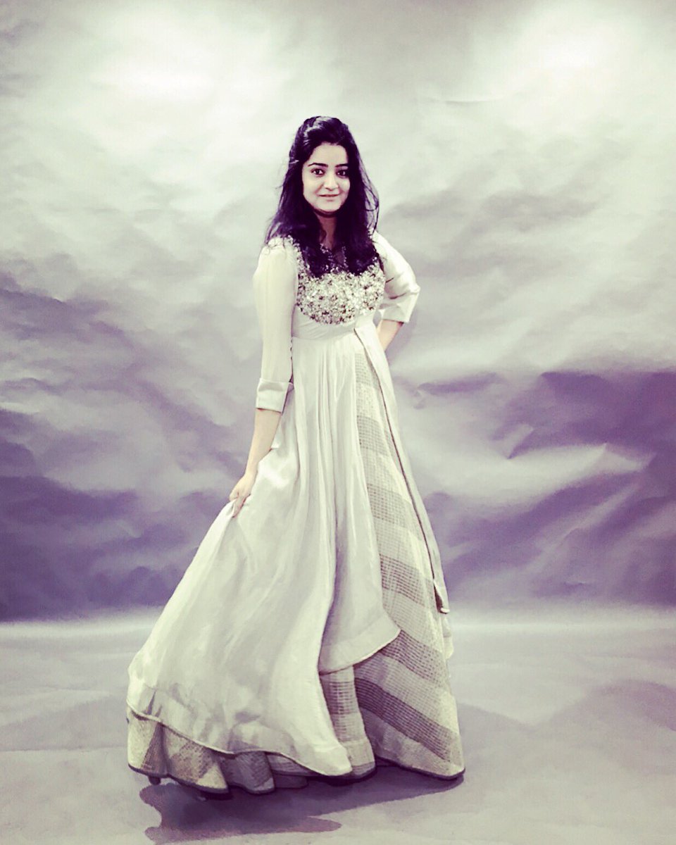 poojabedi05's tweet photo. Even a smile is a good deed😊 #smile #life #happy #designercostume #neerushaa #bliss #poojabedi05 #iphonesia #ethnic #livestrong Beautiful costume by @neerushaa_nikhat @neerushaa_studio https://t.co/iMa5EtjKil