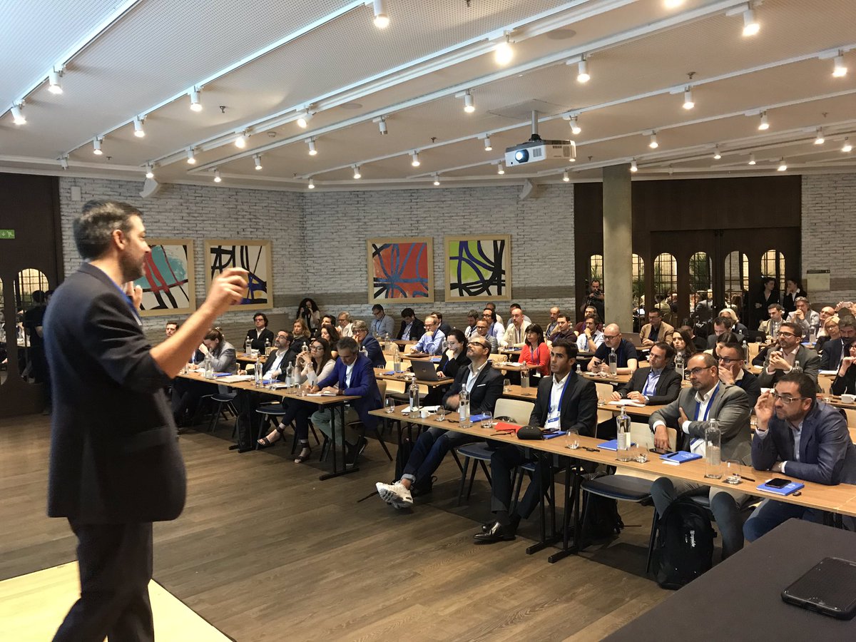 Empieza la ponencia sobre cómo alinear #marketing y #ventas de <a href="/dglaguna/">Daniel González</a> en el #SocialSellingDay