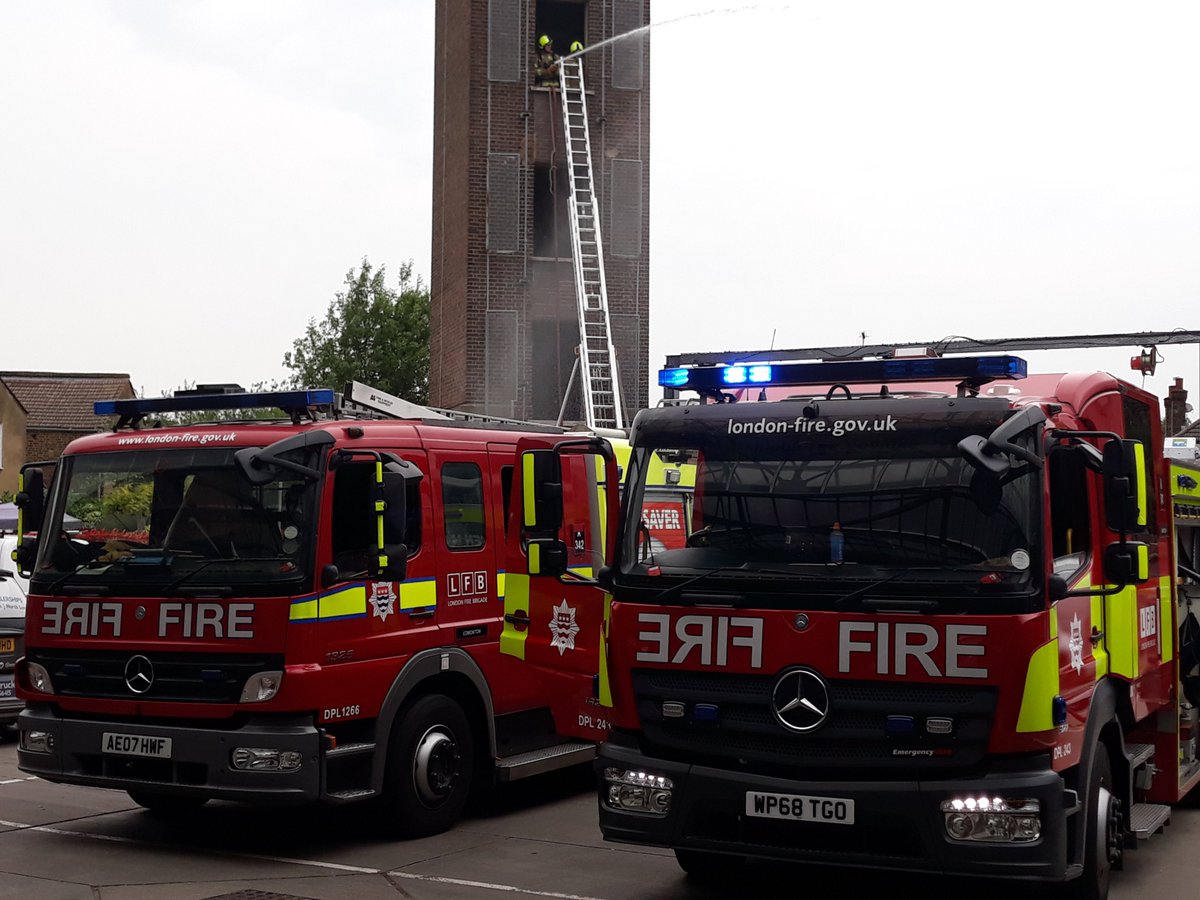LFBEnfield's tweet photo. #Edmonton #RedWatch out in the yard yesterday for 13.5m ladder drills. Pic also shows #A341 Pump Ladder and #A342 the Mk3 Mercedes Pump #Teamwork #Opsprofessionalism #Backtobasics #Training https://t.co/Hcy3f5KXYK
