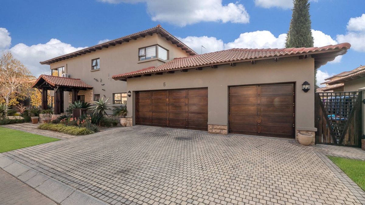 LeadhomeSA's tweet photo. #UrgentSale! This beautiful 3-bed 3-bath home in Rynfield is listed for R3,850,000. Book a viewing & view more πΈ here: https://t.co/mCYE4bWU3z or βοΈ call 010 590 3088. #Leadhome #OneFlatFee #RealEstate #HotProperties https://t.co/yUl4CWqhCI
