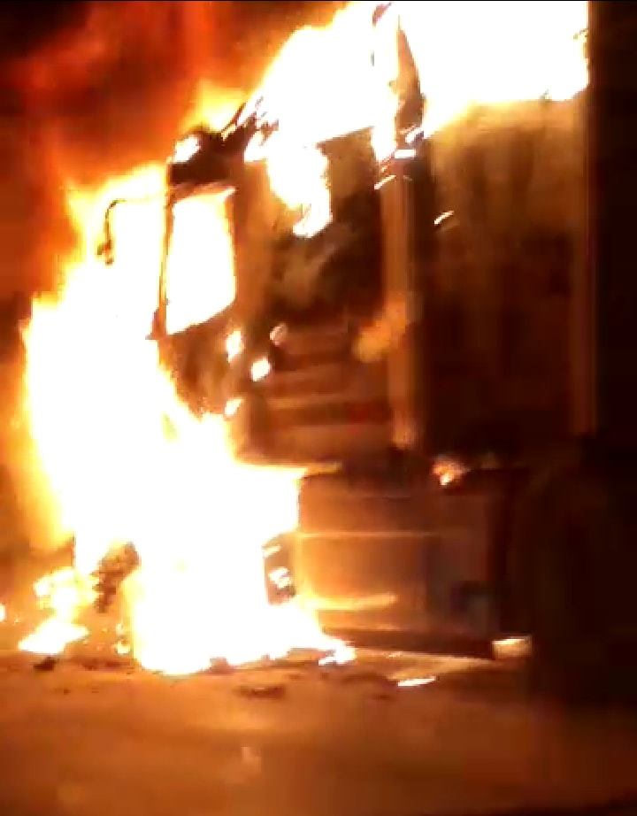 itzivalencia's tweet photo. #MinutoAMinuto Se incendió tráiler en la Carretera Actipan-Morelos en #Acatzingo. Pobladores aseguran que se escucharon detonaciones en el centro del municipio. https://t.co/wOtRAlnqjK