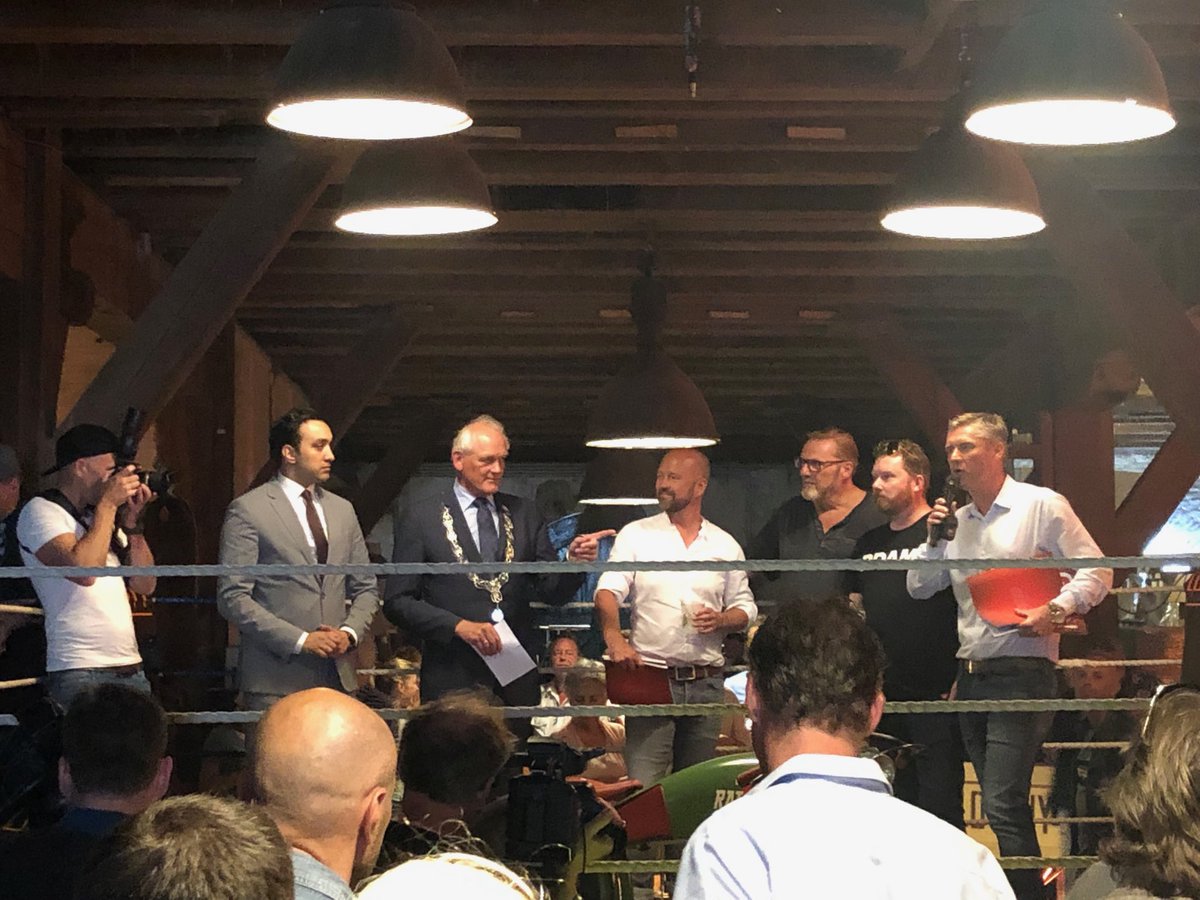 Edwin presenteert eerste exemplaar van Gers#22 aan burgemeester Schiedam #gersmagazine