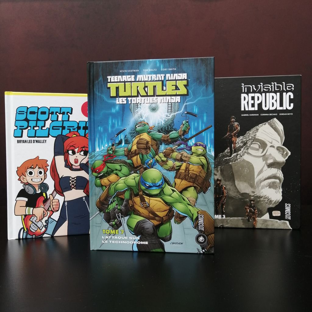 HiComicsFrance's tweet photo. Aujourd'hui on sort trois 💣 de comics rien que pour vous !
Alors filez chez votre libraire pour retrouver le tome 2 de la Perfect Edition de #ScottPilgrim 🤘, l'époustouflant tome 7 des Tortues Ninja #TMNT 🐢, L'Attaque sur le Technodrome et le tome 3 d'#InvisibleRepublic ! https://t.co/JgEBFtXOS7