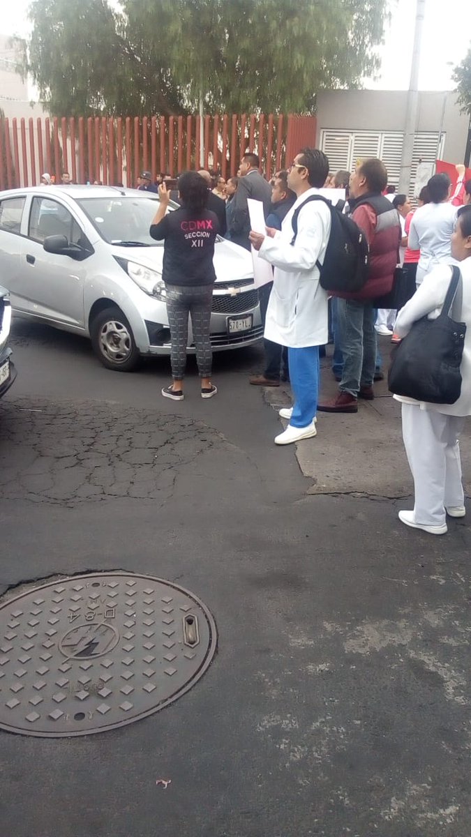 CCentenario5's tweet photo. Trabajadores del Hospital General Enrique Cabrera en el Poniente de la CDMX cierran Av.Centenario y Av. 5 de Mayo en protesta por falta de suministros. @lopezobrador_ @SSaludCdMx @Claudiashein @adn40 @Milenio @lopezdoriga @NTelevisa_com @NoMasCondosAO https://t.co/hnZjyQh8z6