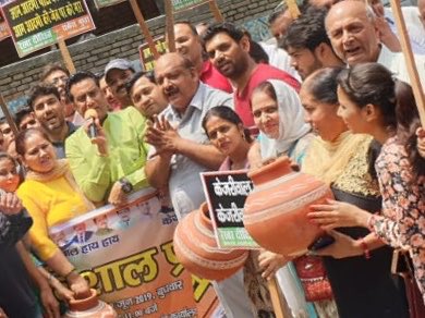 dev_devrishi's tweet image. श्री @GautamGambhir जी आज पूर्वी दिल्ली 22E वार्ड की तमाम जनता पार्षद श्रीमती #रेखा_दीक्षित जी पूर्व शाहदरा महामंत्री श्री@SharvanDixit1 एवं मंडल अध्यक्ष श्री #RakeshGupta जी और यवमोर्चा के नेतृत्व मे साफ पानी को लेकर @ArvindKejriwal के खिलाफ विशाल धरना प्रदर्शन किया।

@BJP4India