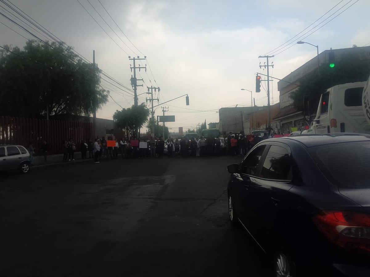 CCentenario5's tweet photo. Trabajadores del Hospital General Enrique Cabrera en el Poniente de la CDMX cierran Av.Centenario y Av. 5 de Mayo en protesta por falta de suministros. @lopezobrador_ @SSaludCdMx @Claudiashein @adn40 @Milenio @lopezdoriga @NTelevisa_com @NoMasCondosAO https://t.co/hnZjyQh8z6