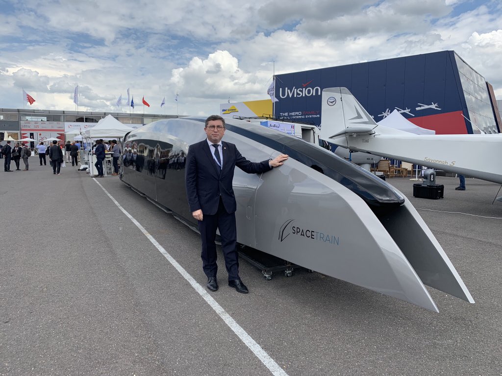 Découverte de <a href="/SPACETRAINONE/">SPACETRAIN</a> au #SalonDuBourget nouveau mode de transport alternatif, il s’agit d’une navette propulsée par des moteurs linéaires à induction, le système est alimenté par des piles à hydrogène <a href="/salondubourget/">Paris Air Show</a>