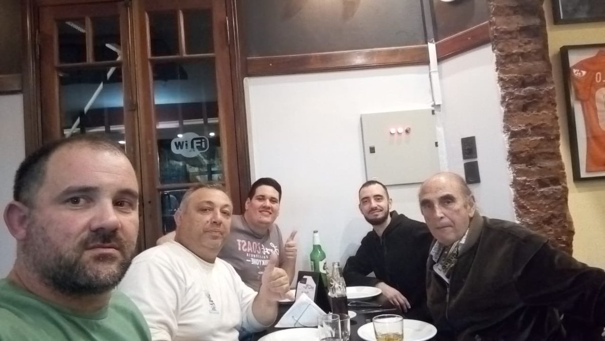 vdfOK's tweet photo. En nuestro programa, recibimos a Carlos Coradina, ex árbitro y ex director del Colegio de Árbitros. Luego del programa, fuimos invitados por nuestros amigos de @PizzaAvellino a cenar en su local de Villa Luro. Les agradecemos la cortesía de siempre y el buen trato recibido https://t.co/Wkr5Wwu4hZ