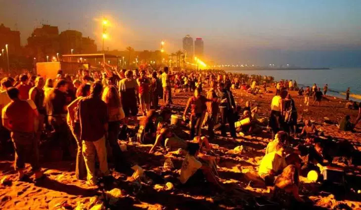 RadioactiusPS's tweet photo. Ràdioactius hemos querido investigar qué pasa con los cruceros que llegan a Barcelona y que la convierten el la ciudad costera más contaminada de Europa junto con Venecia y Palma.
Además, abrimos programa con la sección que nos trae el #Zonasec
https://t.co/TN9BGrrjJv https://t.co/385ohfkRiQ