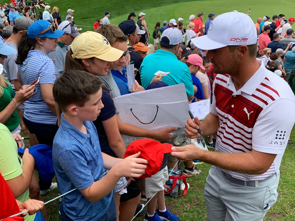 Golfweek_Dusek's tweet photo. .@b_dechambeau with a solid 25 minutes of autograph signed beside 18 green after his pro-am round. He's making a lot of fans in Connecticut. #TravelersChampionship https://t.co/SoQsjpxOtS