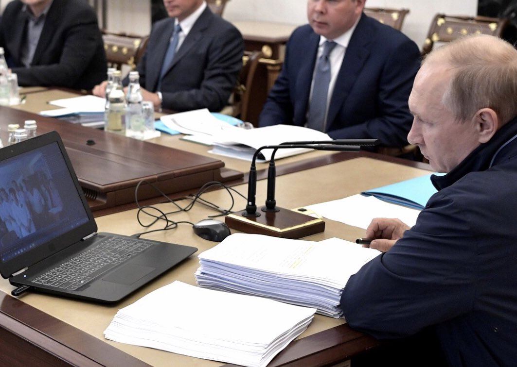 Путин за компьютером