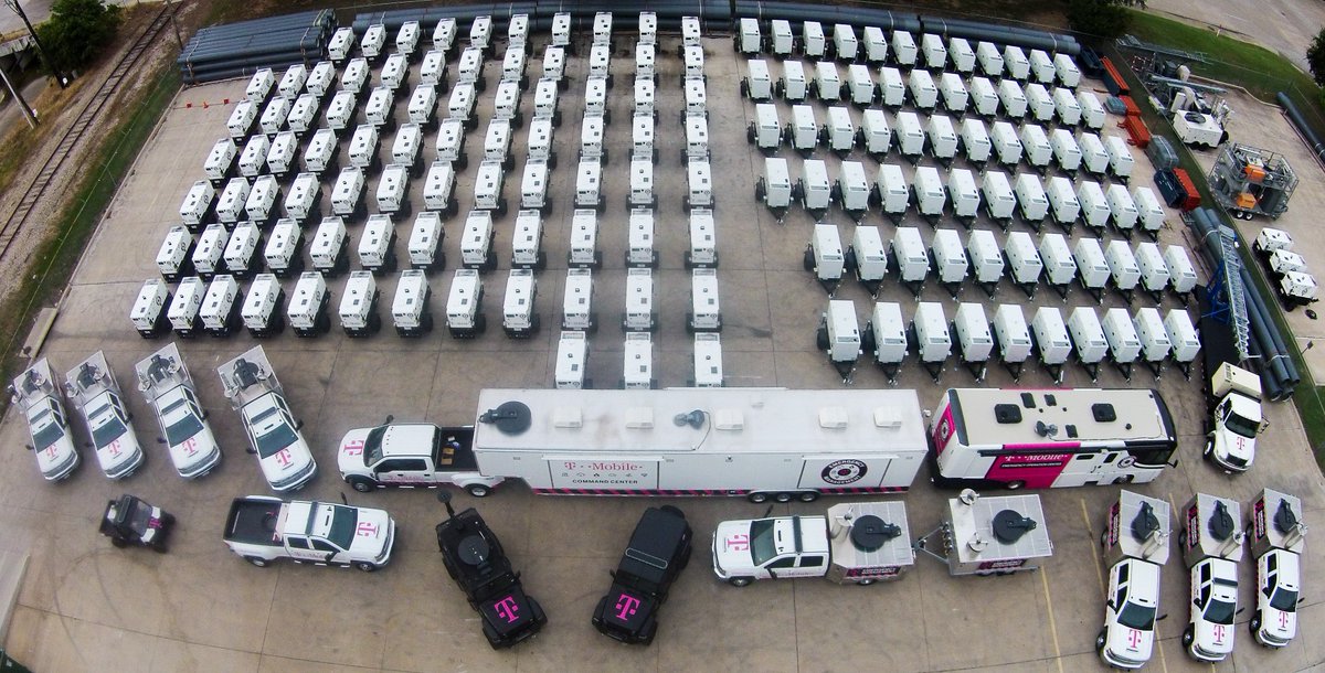 NevilleRay's tweet image. Here’s a sneak peek at our @TMobile direct response fleet in Dallas 🌧⚡️🔥🌬🌪When natural disaster strikes, our dedicated Emergency Response Team is there to restore network connectivity as quickly as possible.