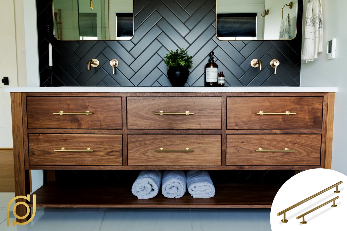 We still can't get over this beautiful bathroom completed by the talented Thorpe Concepts! Thanks for using our brass bar pulls to make this room absolutely flawless! 😍
#bedandbath #homedecor #hardware #brass #barpulls #bathroomhardware #luxury #interiordecor #bathdecor