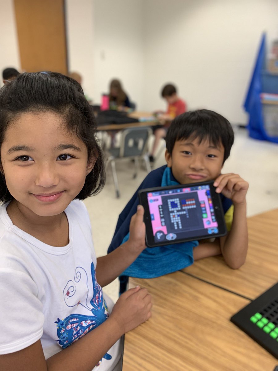 MsPeckham_LIB's tweet photo. We started our morning creating mars colonies in @BloxelsBuilder and designing helmets for astronauts! #STEMmerweek #LibEagles19 https://t.co/JCNRZ6pqY5