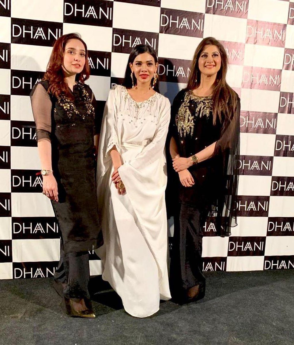 ShowbizAndNewz's tweet photo. uggun Kazim, Sara Loren & Sahiba spotted at Luxury pret brand Dhaani launch in Lahore !!!
#DhaaniLaunch #Dhaaniluxurypret #PHsolutionspk #SaraLoren @JuggunKazim #Sahiba https://t.co/wEYP76EYBP