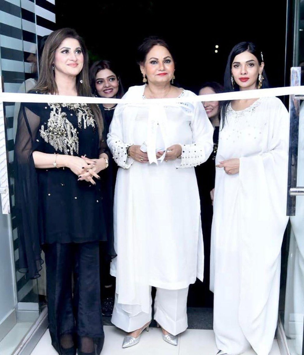 ShowbizAndNewz's tweet photo. uggun Kazim, Sara Loren & Sahiba spotted at Luxury pret brand Dhaani launch in Lahore !!!
#DhaaniLaunch #Dhaaniluxurypret #PHsolutionspk #SaraLoren @JuggunKazim #Sahiba https://t.co/wEYP76EYBP