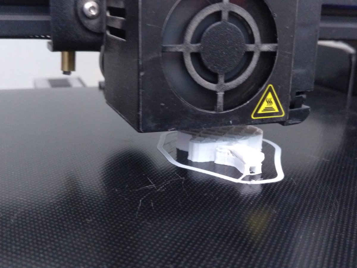 GrosRoure's tweet photo. Ja estem tancant el curs. Els alumnes de CM ja han finalitzat els seus primers dissenys 3D i la impressora treu fum! Han donat solucions enginyoses a petits problemes reals #creativitat #tinkering #disseny3D #educacioTIC https://t.co/pRxG9fIhef