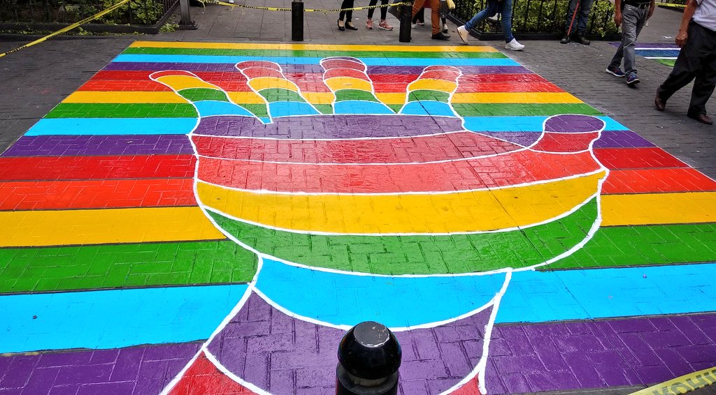 rogerlateshow's tweet photo. La Zona Rosa de la Ciudad de México, cubre sus calles con colores de orgullo. Así luce ahora 👌👌👌 https://t.co/F4CQbgiPwX