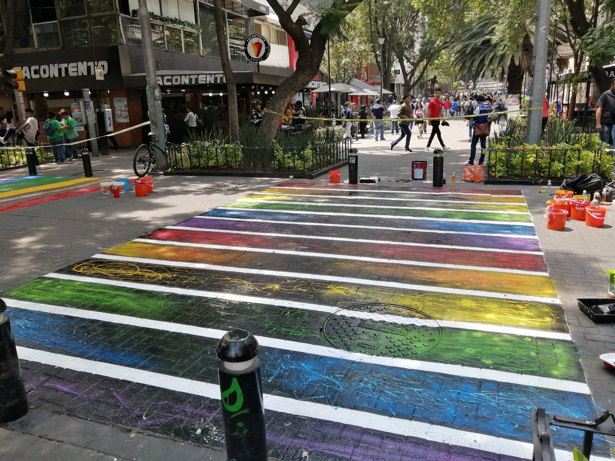 rogerlateshow's tweet photo. La Zona Rosa de la Ciudad de México, cubre sus calles con colores de orgullo. Así luce ahora 👌👌👌 https://t.co/F4CQbgiPwX