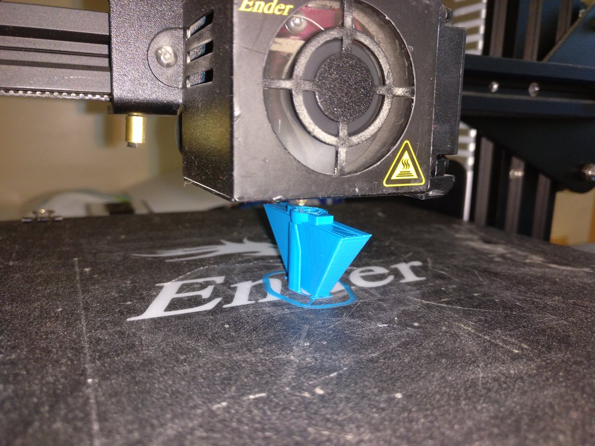 GrosRoure's tweet photo. Ja estem tancant el curs. Els alumnes de CM ja han finalitzat els seus primers dissenys 3D i la impressora treu fum! Han donat solucions enginyoses a petits problemes reals #creativitat #tinkering #disseny3D #educacioTIC https://t.co/pRxG9fIhef