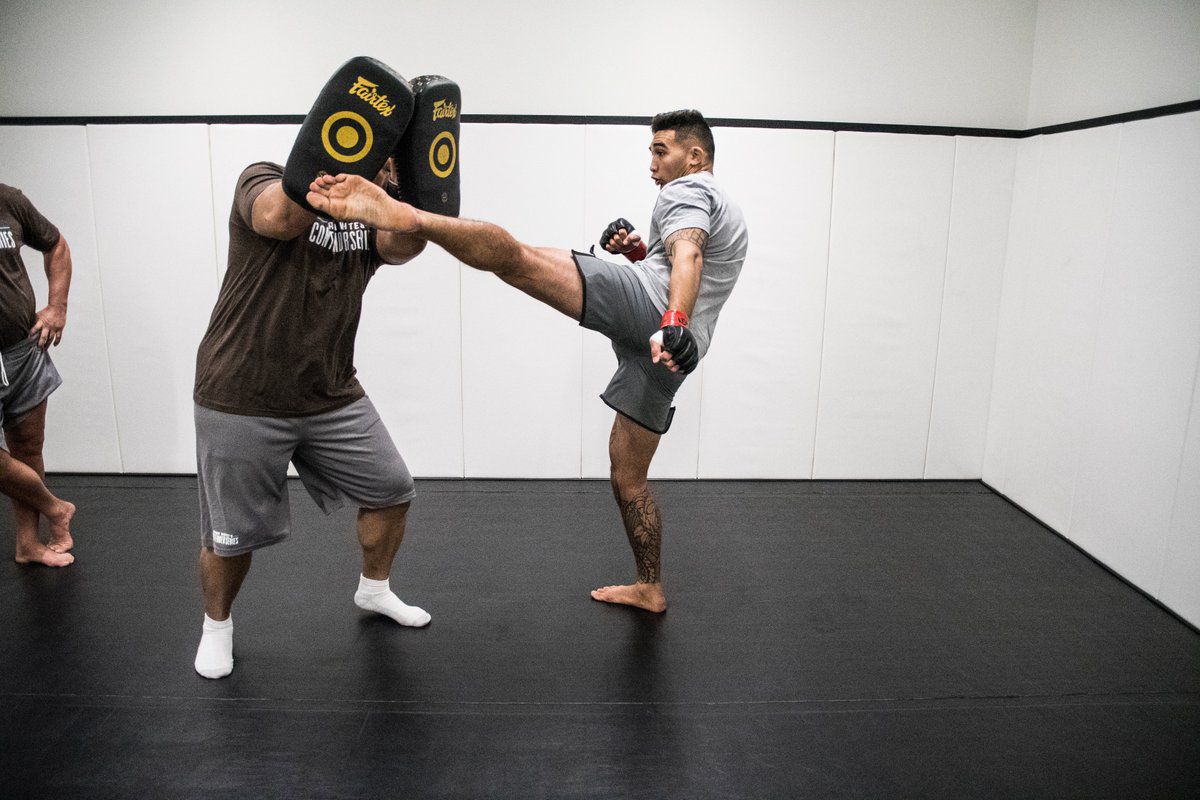 .@Puna185, @DeCastroYorgan pick up #UFC contracts on Season 3 debut of #DWCS (Video) https://www.mmamania.com/2019/6/19/18691485/punahele-soriano-yorgan-de-castro-ufc-contracts-season-3-debut-dana-whites-contender-series-mma?utm_campaign=mmamania&utm_content=chorus&utm_medium=social&utm_source=twitter …