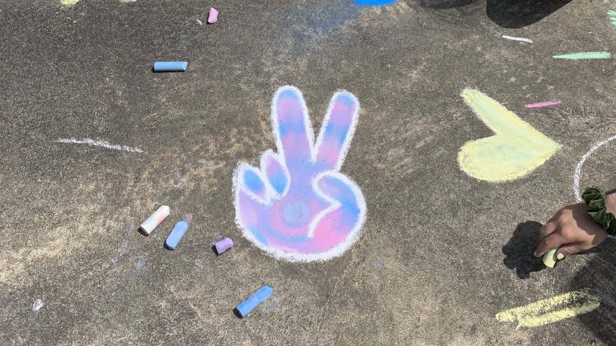 sja1SEP's tweet photo. Chalk masterpieces ✌🏼🎨 https://t.co/2RiikvGII7