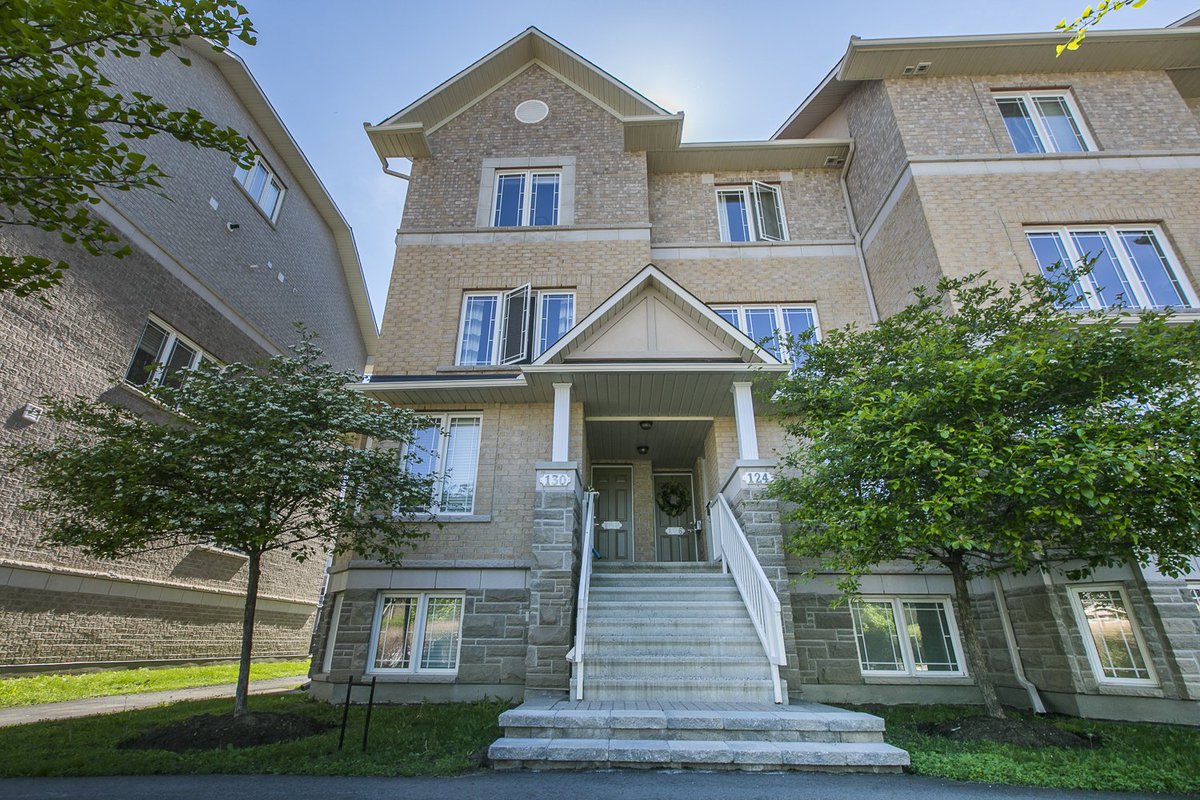 SmartMoveTeam's tweet image. #newlisting at 128 Paseo Pvt, Centrepointe. #OpenHouse Sun June 23, 2:00-4:00. $339,900. This one&apos;s a keeper! 2beds, each with a 4-pc ensuite. Amazing loft. 2 Balconies. openhomepro.com/property/5d0a5…