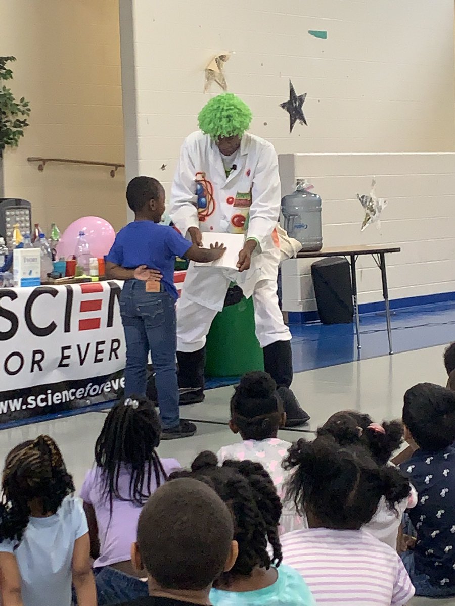 CSmith_Educator's tweet photo. #PowerupAPS students are Experimenting with #ScienceForEvery1 !!! Today was #aMAYSing #aMAYSingAdventure @KMilesAPS @mitchells2 @apsupdate https://t.co/LEQLBSHC3J