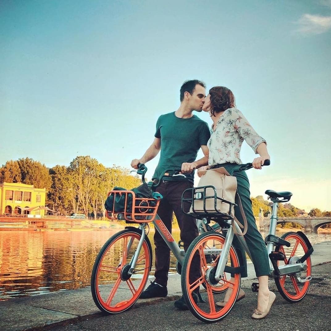 Mobike_ES's tweet photo. Cuando pedaleas por la ciudad 🚴♀️recuerda siempre respetar tu entorno y circular por el #carrilbici o por calles ciclables. Ayúdanos a mantener tu ciudad #accesible para todos. #spreadthelove #LetsMobike 📸 IG: erica_defilippi https://t.co/oCLoqumL1Y