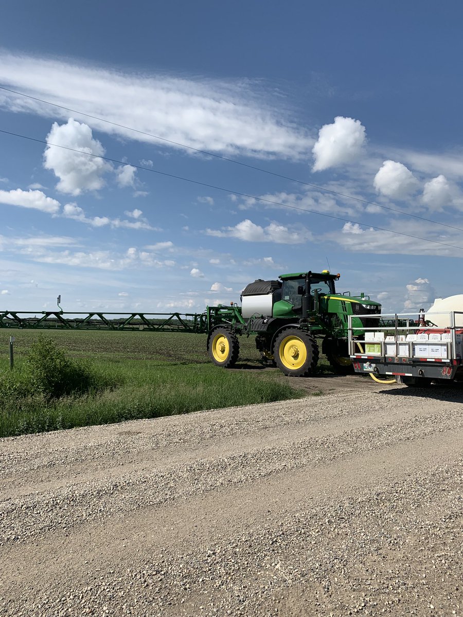 Kynoch86's tweet image. Another beautiful day for a John Deere sprayer demo. #R4044 @ennsbros @JohnDeere #ExactApply