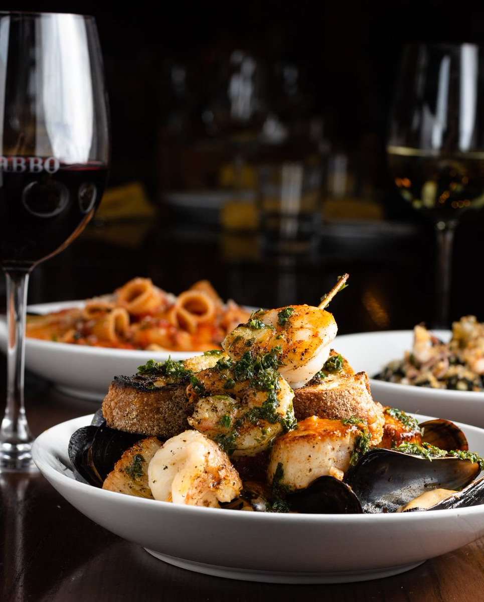 The best location for any private dining event, big or small. Marvel at a beautiful summer sunset on Boston’s Fan Pier with our top-notch menu! Start planning with us today, call 617-421-4466.