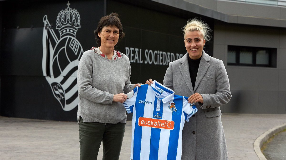 CarlaBautista__'s tweet photo. Muy feliz por hacer oficial mi fichaje en la @realsociedad 
Tan importante es estar donde tú quieres como estar donde te quieren; así me siento hoy🔵⚪️ #aupareal #goazenneskak https://t.co/eSQXYZVkoo