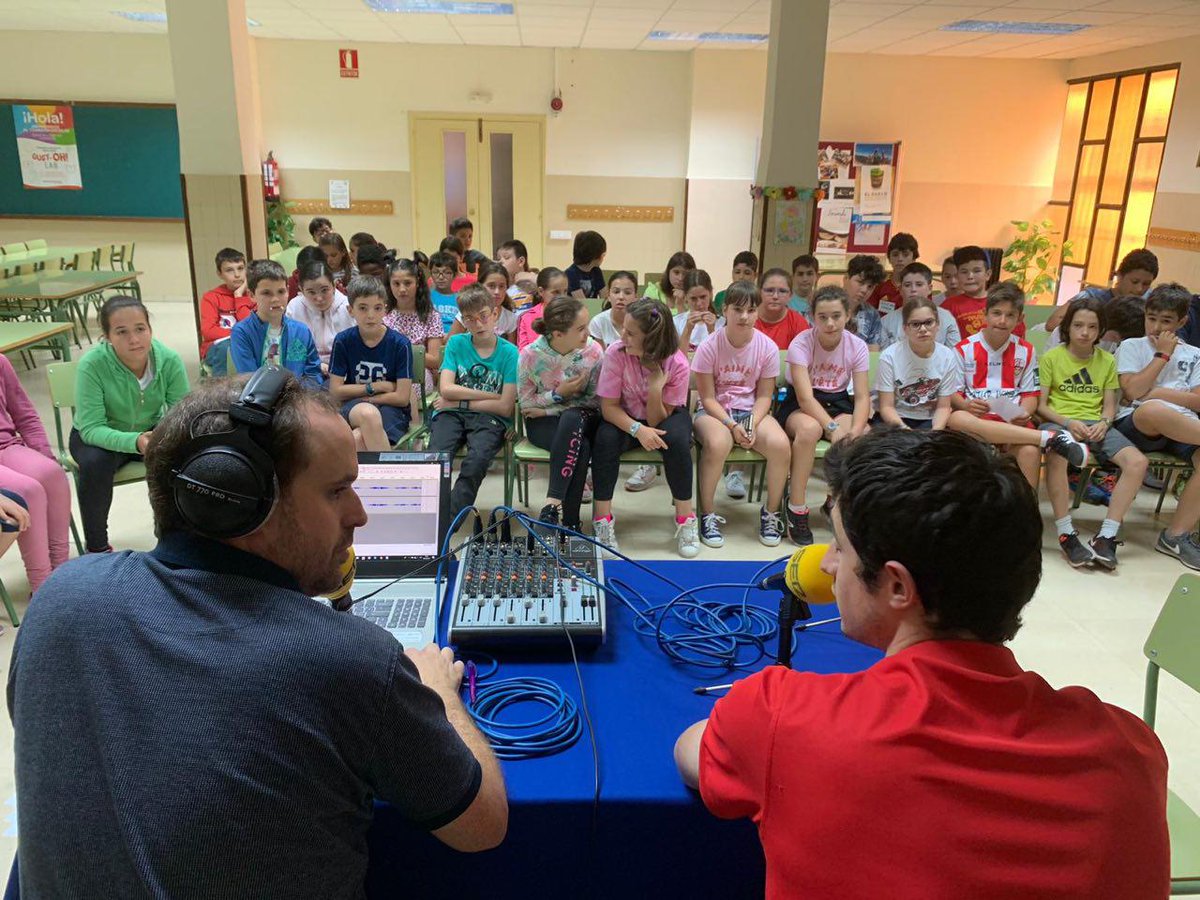 RadioRioja's tweet photo. Tras el partido del domingo, hoy en #SerActivos hablamos de fútbol en el colegio Bretón de los Herreros de Logroño con @PABLO_5_1996. ¡Comenzamos!
https://t.co/G5QvhAZGwe https://t.co/tuI5a9POzA