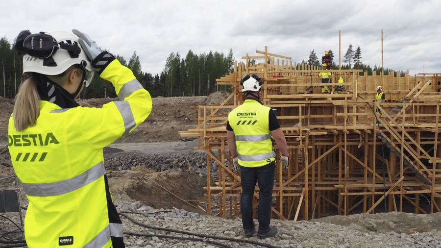 DestiaOy's tweet image. #destia'n Mikkeli-Nuutilanmäki -projektissa rakennetaan huimat 22 km uutta valtatietä. Lue katsaus työmaasta ja katso kuvat! 👷‍♀️👷‍♂️🌉 #infra #vt5  hubs.ly/H0jp6dz0