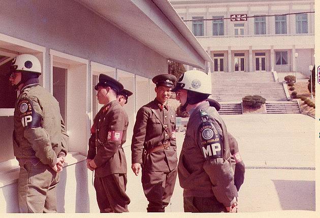 Korean_DMZ_Vets's tweet photo. Latter 1970s - Up on the Z - You see JSA (Joint Security Area) guards and North Korean Guards staying in on a apparent meeting at Panmunjom.  Random photo from the web.
#koreandmzvets #upontheZ #jsa #korea #rok #koreanwar #koreandmz #1970s #dmz #dmzwar #unc #dmzvets #Z #panmunjom https://t.co/I0siQeZ4ok