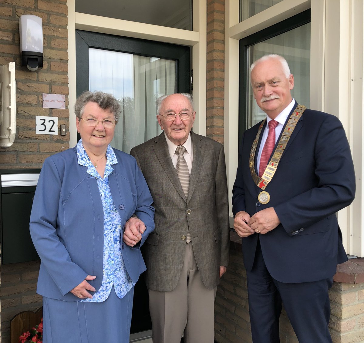 AsjeDijk's tweet photo. Bruidspaar Bettink-van den Brand aan de Wilhelminalaan in Barneveld van harte gefeliciteerd met uw 60jr huwelijksjubileum https://t.co/PFTJrMcfbG