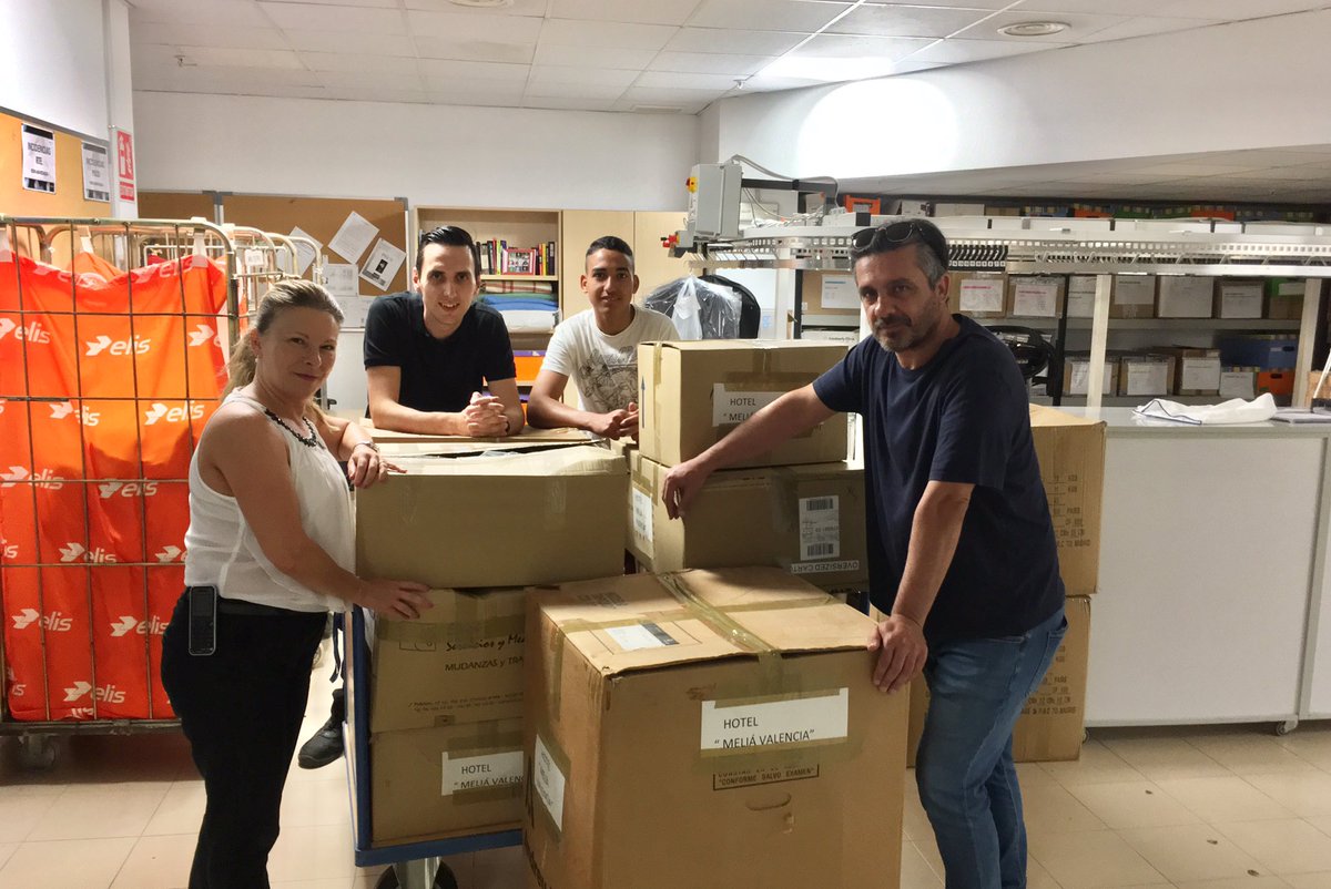 melia_valencia's tweet photo. Esta mañana nuestros amigos de la Asociación Mensajeros de La Paz se han ido de Meliá cargaditos... ¡Esperamos que les sea muy útil y seguir colaborando! 🧡 https://t.co/FCbbUcnKey