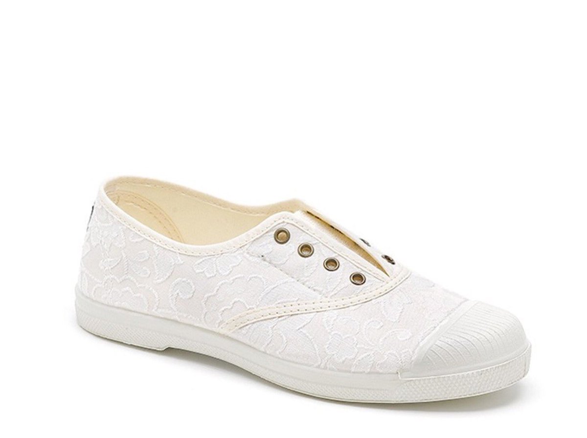 spanishoegal's tweet image. And the prize for the most beautiful and minimal white sneaker goes to... this floral engraved “Amber” model by @NaturalWorldEco. No wonder only a few sizes are left!!! #greatshoes #madeinspain
