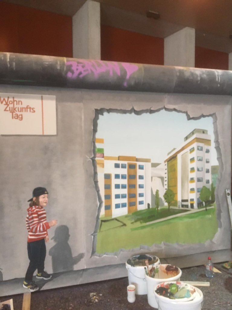 Mauern durchbrechen, beim Wohnen von morgen Mut für Neues beweisen - Kunst von #DekorativeCity und #CitéCréation beim #wohnzukunftstag in Berlin @CCdesignUrbain <a href="/GdWWohnen/">GdW Bundesverband</a> #wzt19