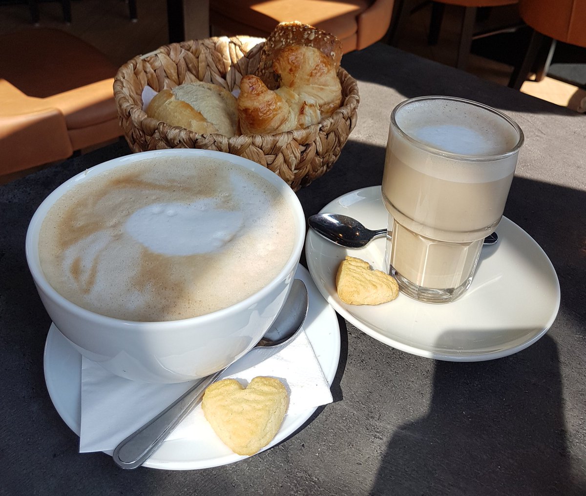 FVerreist's tweet photo. Having breakfast the international way at #BergersAmSerrahn in #Hamburg: "Turkish breakfast" with a French coffe (Cafe au Lait) and a Portuguese one  (Galao).  In the evening we'll return for a Spanish Dinner - Wednesday it's Tapas at #Bergers.
#travel #Food #restaurant https://t.co/tDISwWmUx0