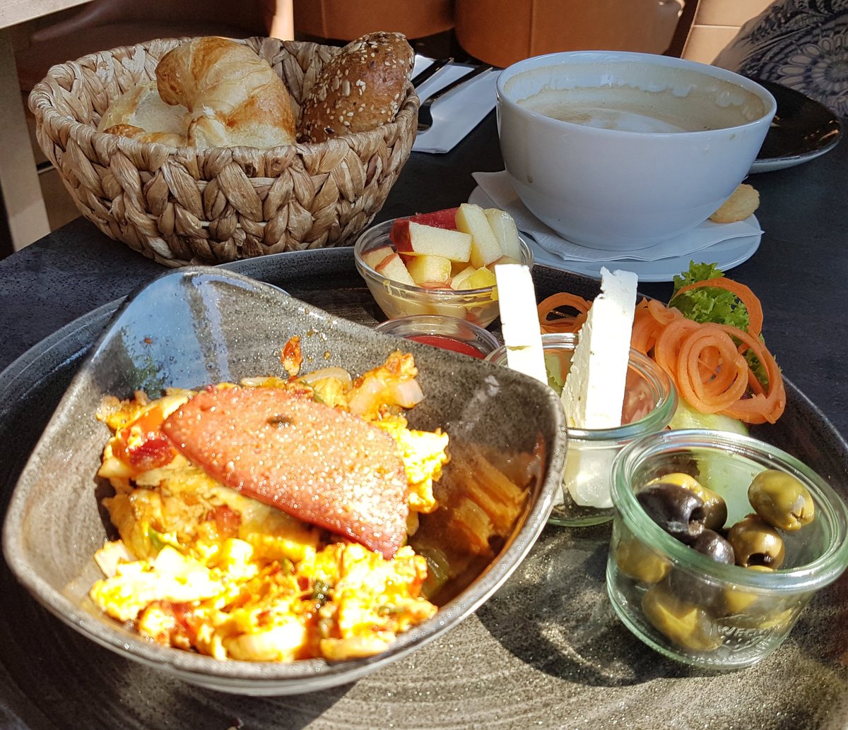 FVerreist's tweet photo. Having breakfast the international way at #BergersAmSerrahn in #Hamburg: "Turkish breakfast" with a French coffe (Cafe au Lait) and a Portuguese one  (Galao).  In the evening we'll return for a Spanish Dinner - Wednesday it's Tapas at #Bergers.
#travel #Food #restaurant https://t.co/tDISwWmUx0