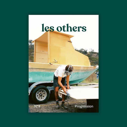 Nous y voilà... Après des mois de boulot sur notre nouvelle formule, les Others Magazine Vol.9 sort aujourd'hui 🙌

Et voici la cover  🥳 

Les précommandes avec frais de port offerts sont ouvertes jusqu'à dimanche soir : lesothers.com/magazine/volum… ⏰

#lesothers #freshairclub