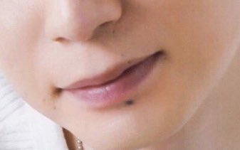 𝚊𝚗𝚌𝚘 Twitterren 松本潤の部位で一番好きなのは唇の下のホクロなんでｽ 普段はぷっくりした唇で隠れてるけど時より見えるのがたまらないんだよね