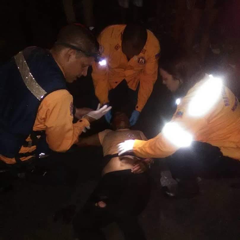 Atendimos a fémina arrollada en la Avenida Principal de la Urbanización Terrazas del Ávila, Adyacente a Farmatodo, la víctima quien presentó traumatismo cráneoencefálico y fractura de extremidad inferior derecho, fue trasladada al Hospital Domingo Luciani.