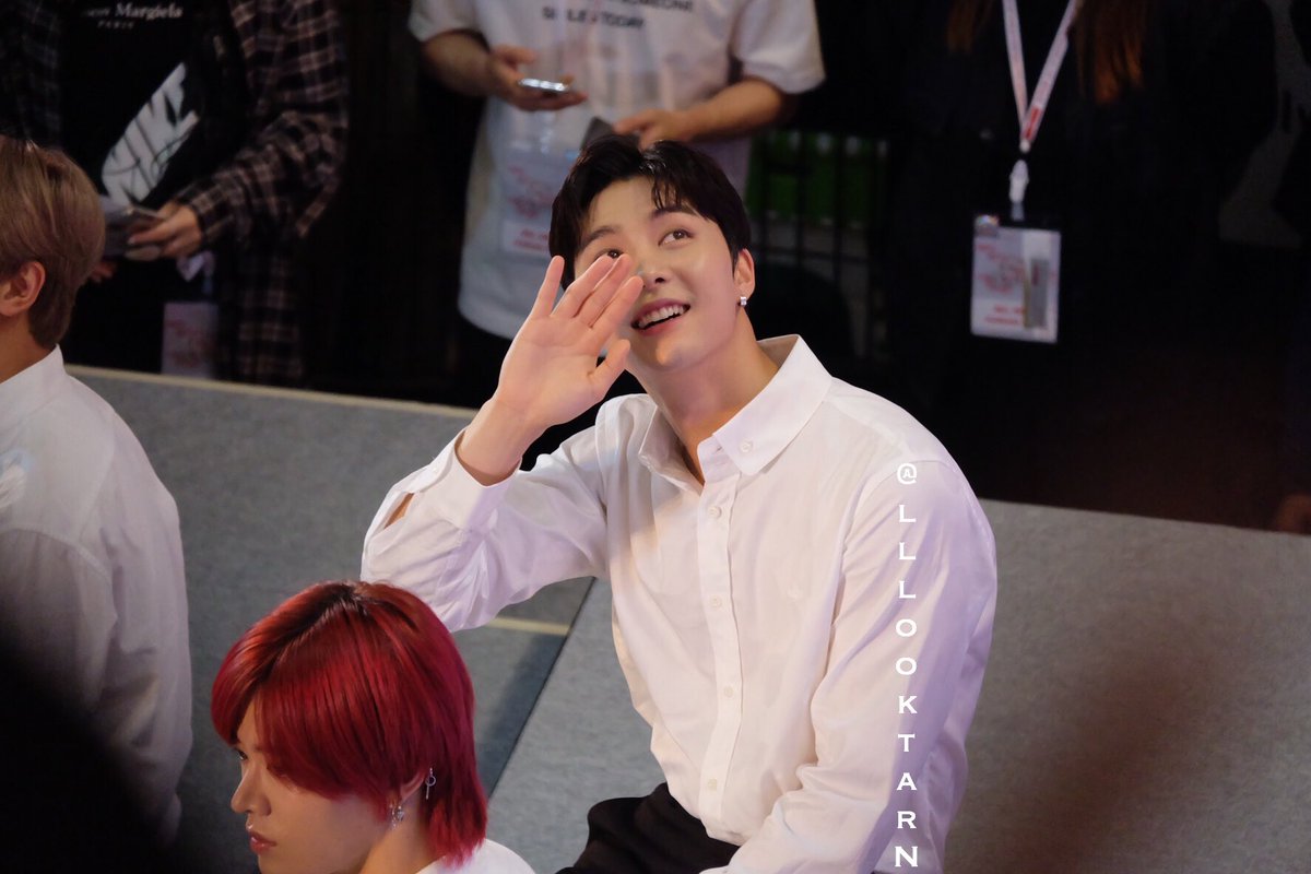 PxxxnPleng's tweet photo. ทำไมเบ้บดีขนาดนี้วะฮือรักนะเบ้บโคตรรักเลย หล่อมากเลยเว้ยยยยยยยยยยยยยยยยยยยยยยยยยยยยยยยยยยยยย #NCT127_FANSINGinBKK https://t.co/qHGZBaRrYY