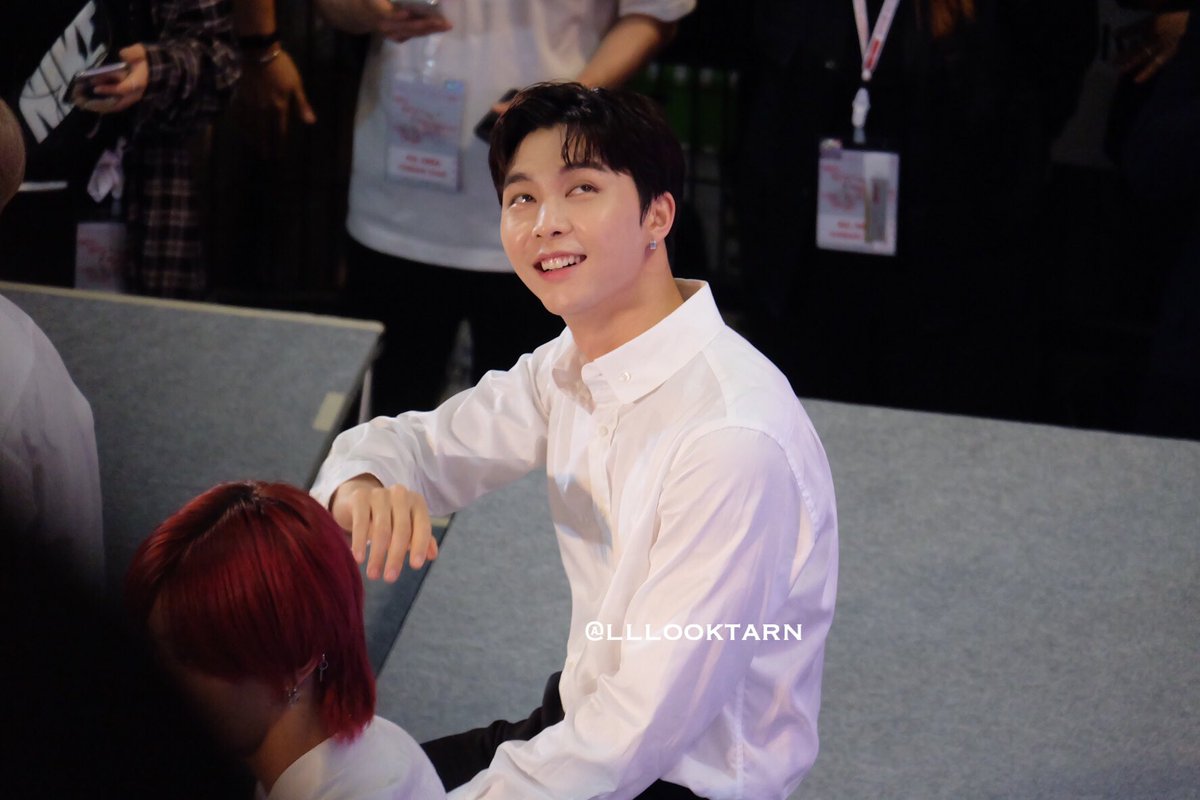 PxxxnPleng's tweet photo. ทำไมเบ้บดีขนาดนี้วะฮือรักนะเบ้บโคตรรักเลย หล่อมากเลยเว้ยยยยยยยยยยยยยยยยยยยยยยยยยยยยยยยยยยยยย #NCT127_FANSINGinBKK https://t.co/qHGZBaRrYY