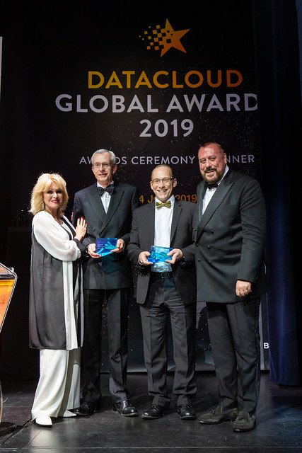 BroadGroup_Intl's tweet image. Andrew Harrison &amp;amp; Andrew Jay won the The Broadgroup Award at Datacloud Awards 2019 @datacloudawards @ArupGroup @cbre #finvest l #dataeconomy youtube.com/watch?v=xb6lgw…