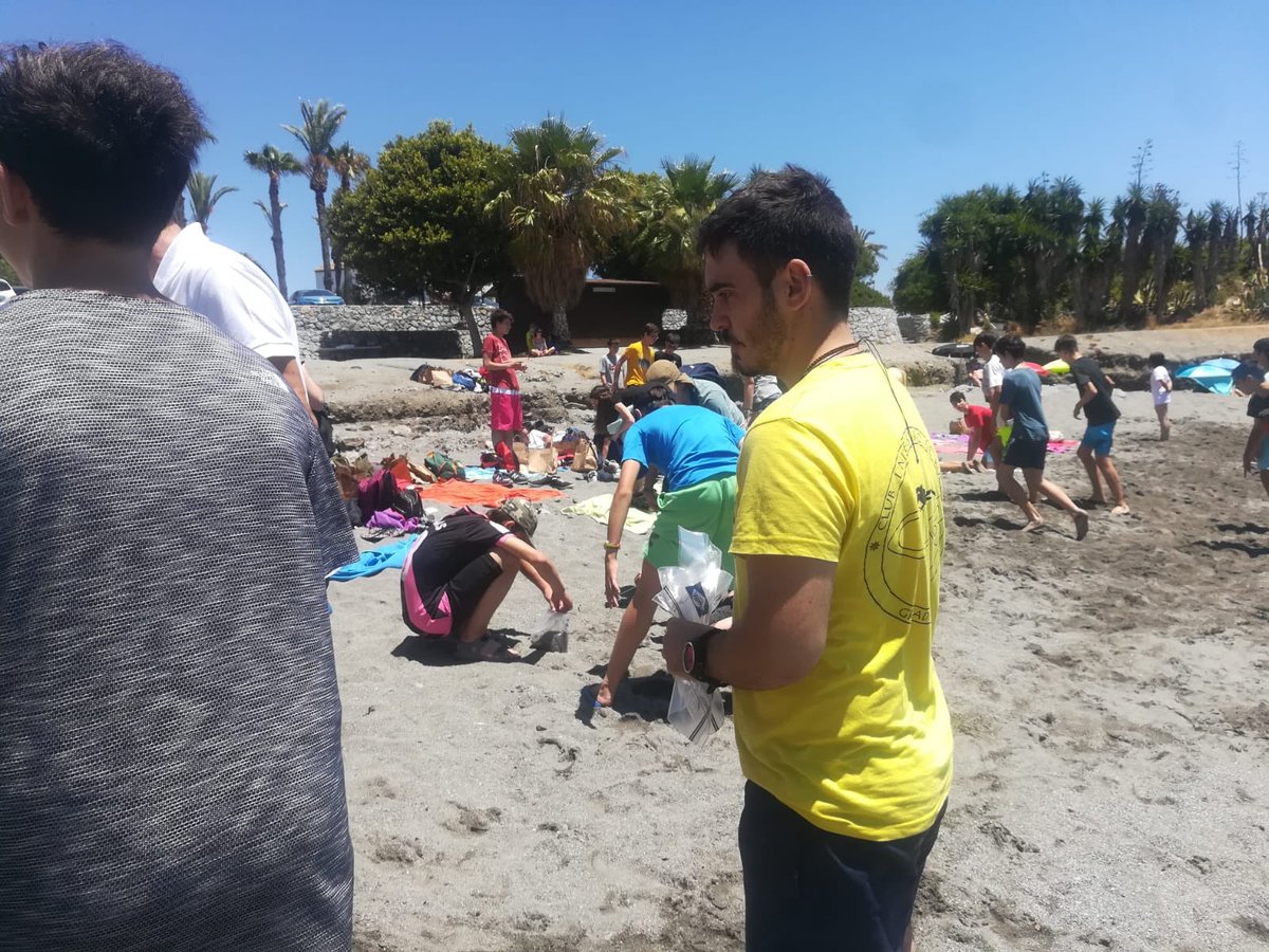 MontserratFUHEM's tweet photo. Actividad #aprendizajeservicio #APS, limpieza de playa ⛱ y talleres de microplasticos, basuras marinas y de biodiversidad litoral 🐟 impartido por @cubgranada  y @AulaDelMarUGR en la #playadelaHerradura con 2° de #ESO https://t.co/9EtftYmxN3