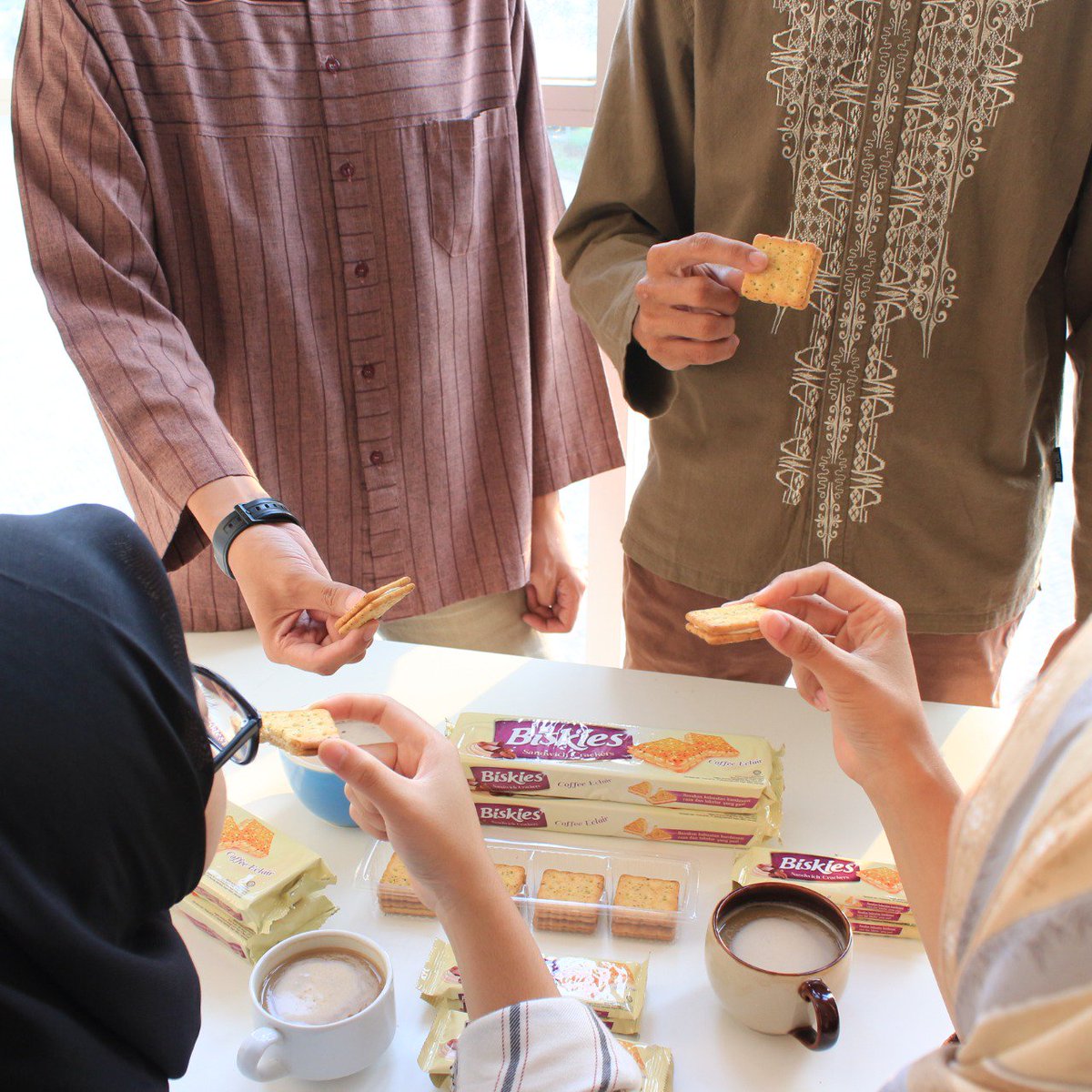 MyBiskies's tweet photo. Biskies Lovers pasti banyak yg siap-siap untuk Halal Bihalal dikantor. 
Yuk siapin cemilan yang pasti disukain sejagad kantor: Biskies Coffee Eclair!
Momen maaf-maafan jadi makin afdhol! https://t.co/Y1pCM4vkEX